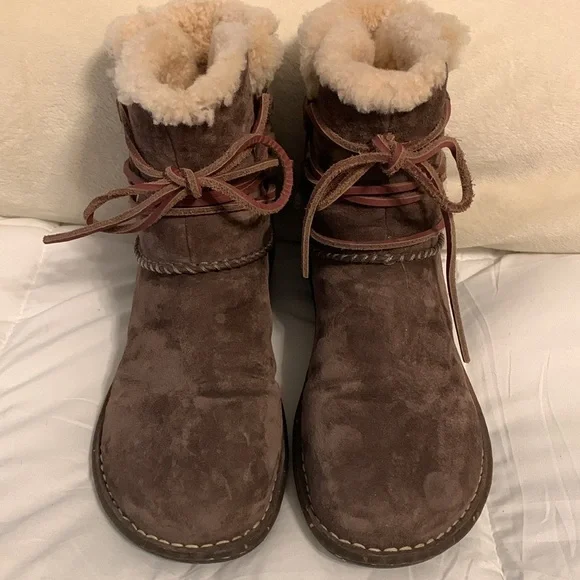 UGG Suede Boots, Leather Laces, Shearling Lined, Moccasin Style, Excellent Shape - Picture 4 of 11